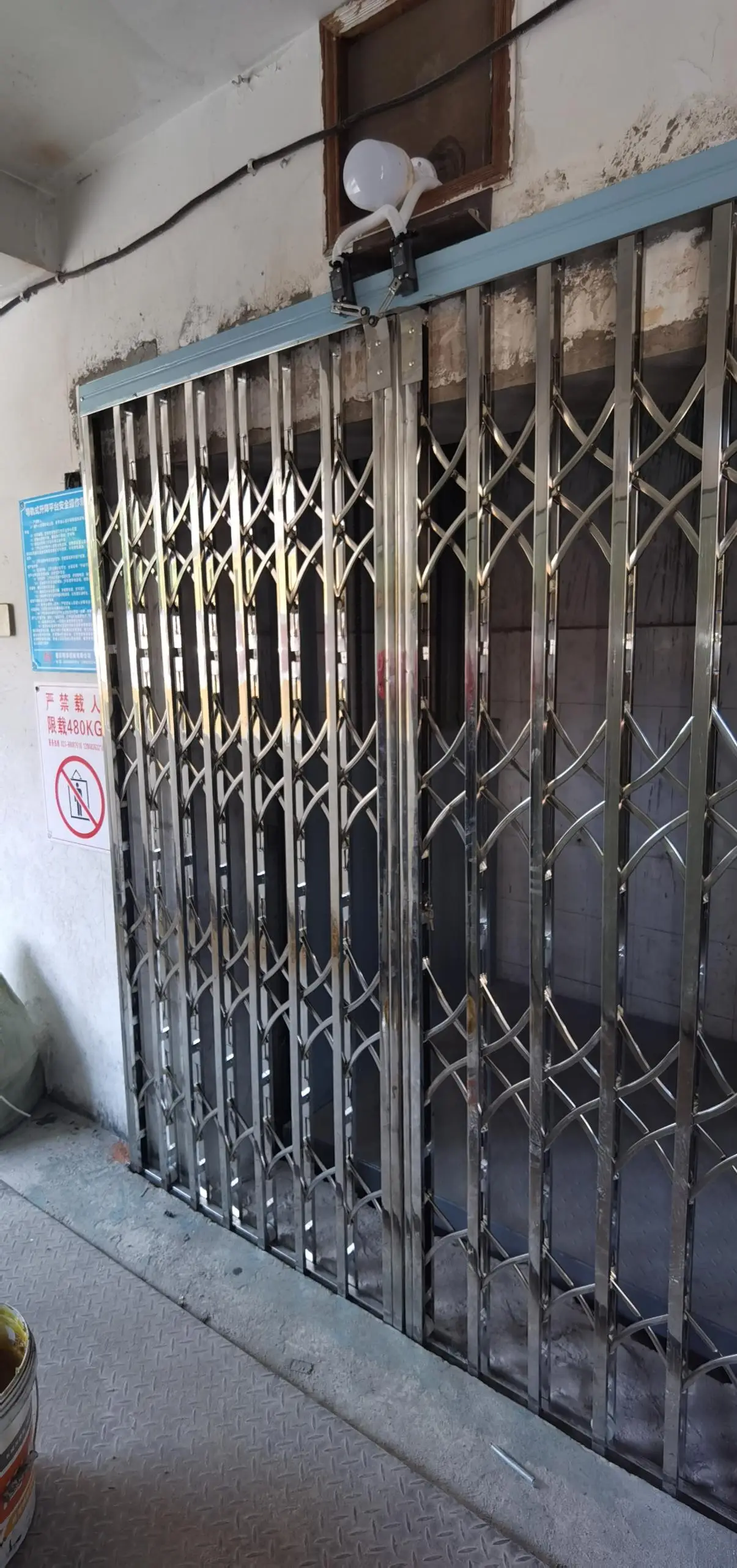 现代物流运输升降货梯_仓库高效安全便捷升降货梯_升降货梯使用效果如何描述